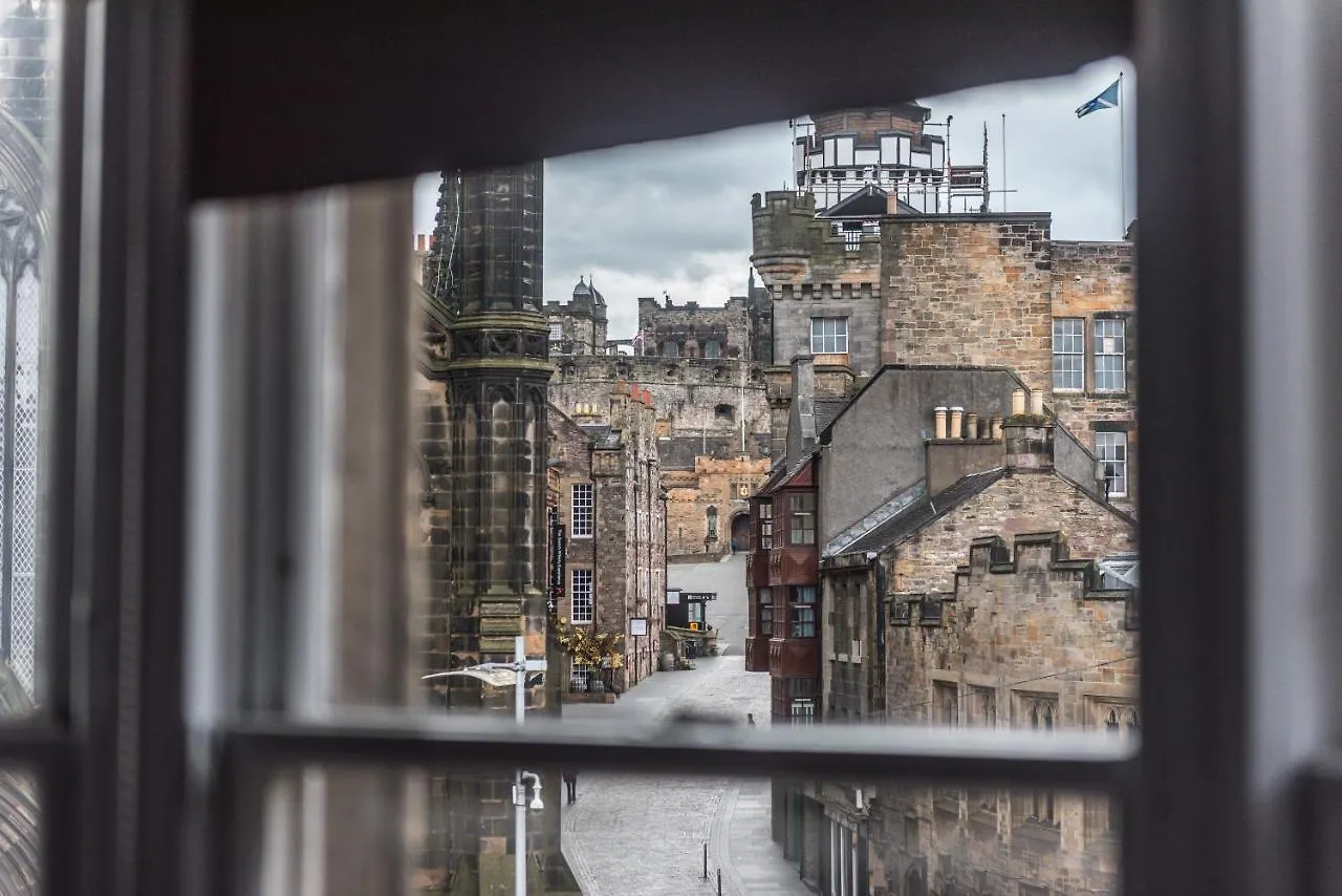 F&O Apartments - 1 Bedroom Royal Mile Apt Stunning Castle View Sleeps 2 Edinburgh