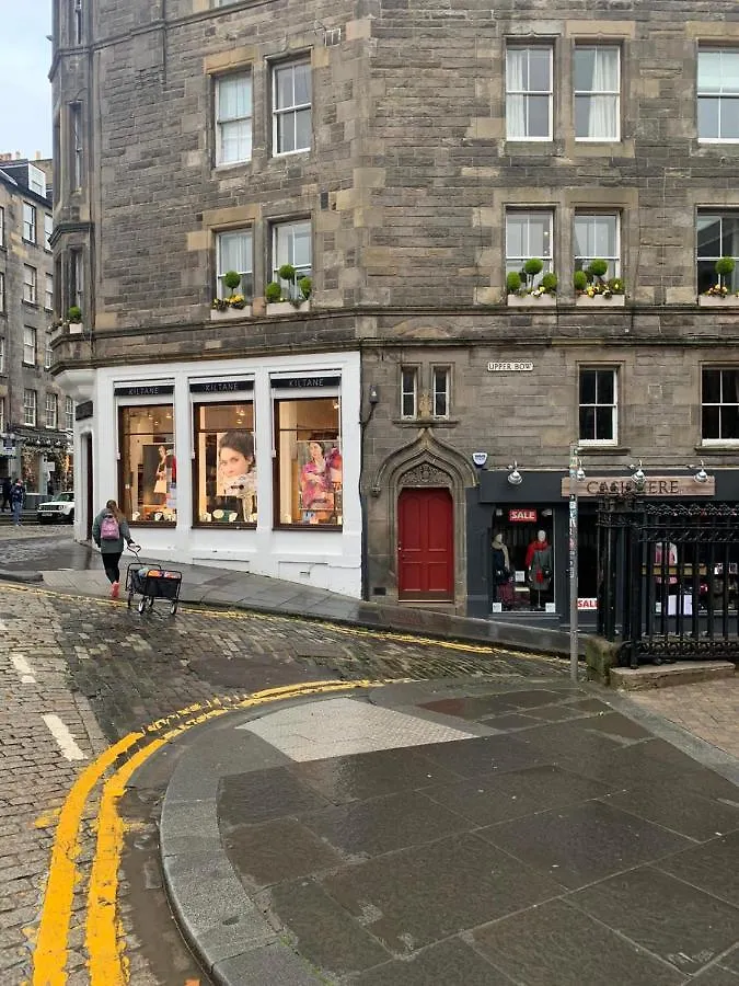 F&O Apartments - 1 Bedroom Royal Mile Apt Stunning Castle View Sleeps 2 Edinburgh