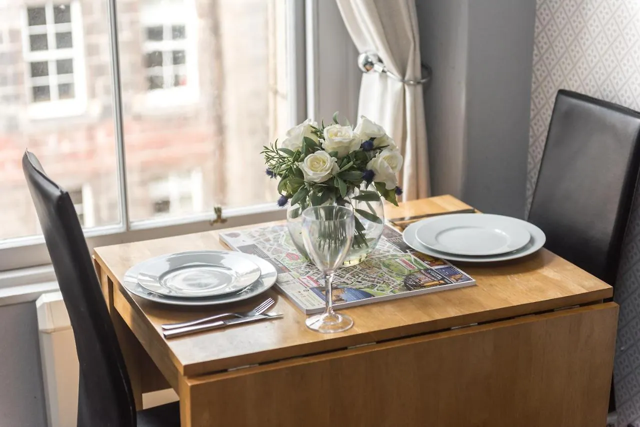 F&O Apartments - 1 Bedroom Royal Mile Apt Stunning Castle View Sleeps 2 Edinburgh