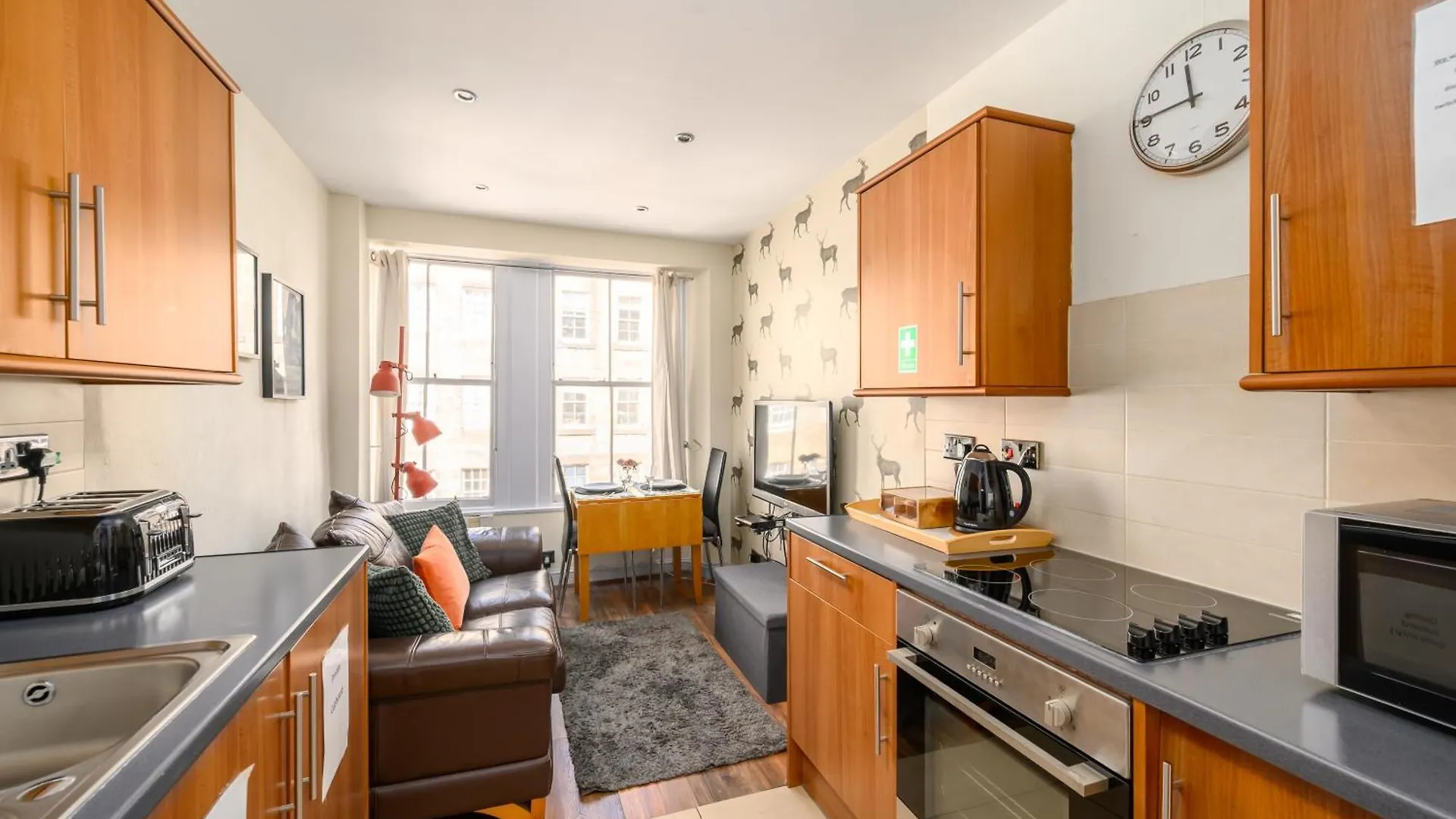 F&O Apartments - 1 Bedroom Royal Mile Apt Stunning Castle View Sleeps 2 Edinburgh